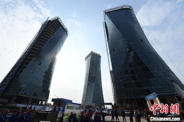 重慶の高層ビル「小蠻腰」ねじれた設(shè)計(jì)はまるで揚(yáng)げ菓子