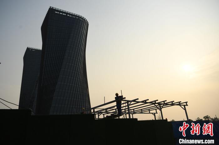 重慶の高層ビル「小蠻腰」ねじれた設計はまるで揚げ菓子