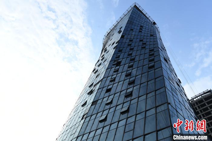 重慶の高層ビル「小蠻腰」ねじれた設(shè)計(jì)はまるで揚(yáng)げ菓子