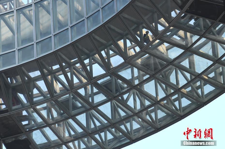 中國初の全面シースルー鋼構(gòu)造の空中回廊が接合完了