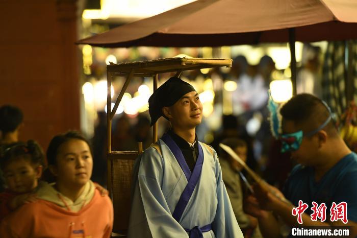 屋根付き橋に並ぶ夜店街「廊橋夜市」のにぎわい　重慶市