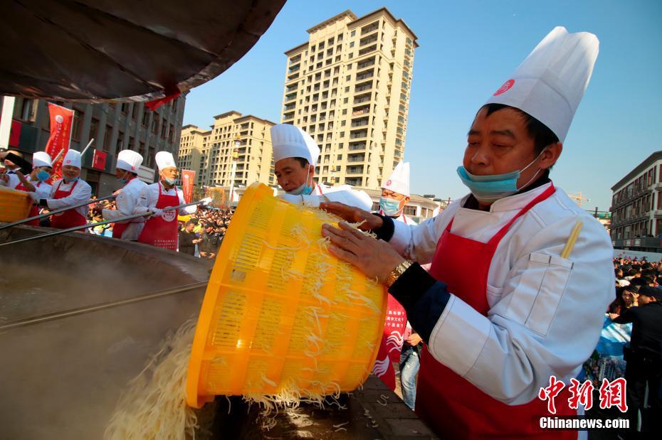 巨大鍋でビーフン1萬人分！　江西省