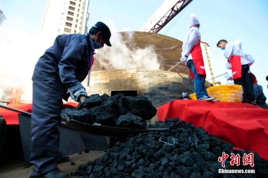 巨大鍋でビーフン1萬(wàn)人分！　江西省