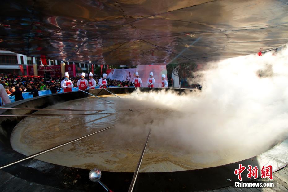 巨大鍋でビーフン1萬人分！　江西省