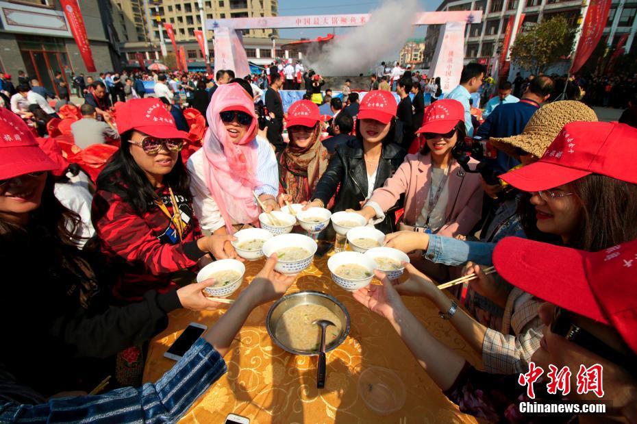 巨大鍋でビーフン1萬(wàn)人分！　江西省