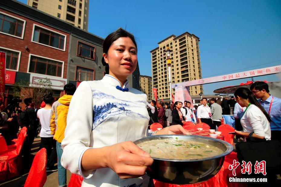巨大鍋でビーフン1萬(wàn)人分！　江西省