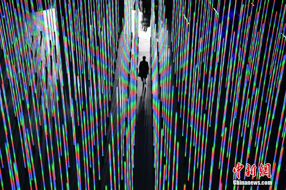 「巨大な光の森」で行われたファッションショー（撮影?張浪）。 