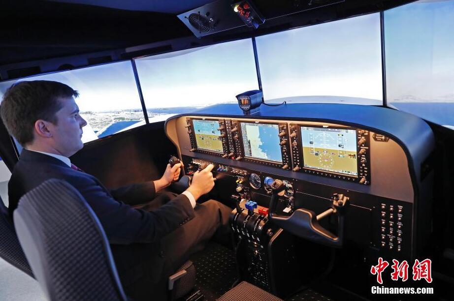 第2回輸入博覧會が開幕、來場者がボーイング機の操縦を體験