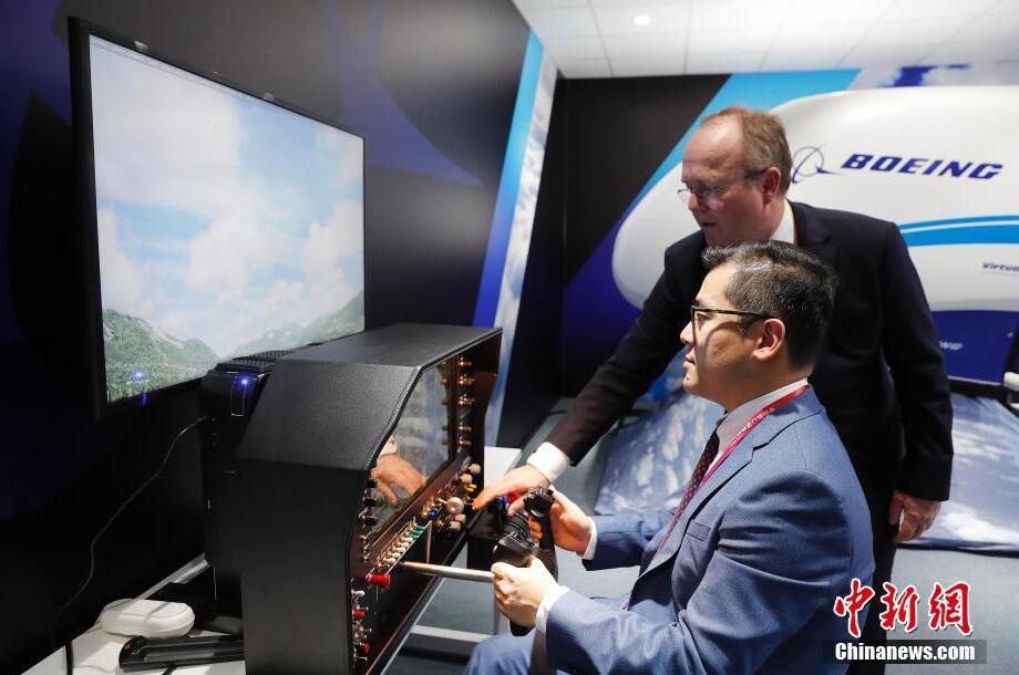 第2回輸入博覧會が開幕、來場者がボーイング機(jī)の操縦を體験