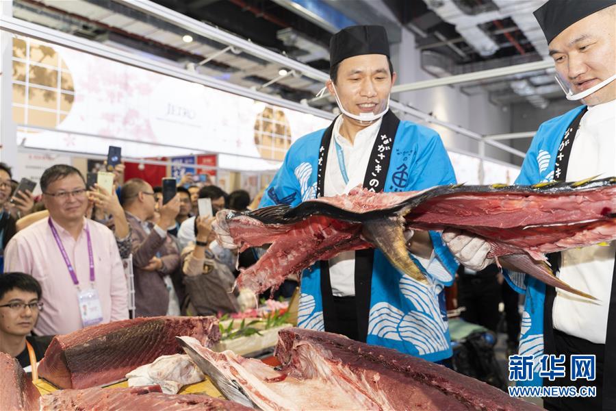 中國國際輸入博覧會で70キロのマグロ解體ショー　上海
