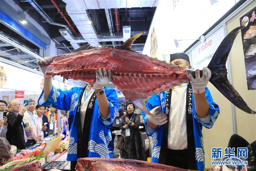 中國國際輸入博覧會(huì)で70キロのマグロ解體ショー　上海