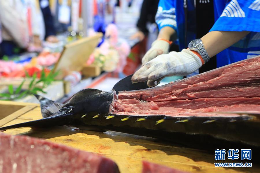 中國(guó)國(guó)際輸入博覧會(huì)で70キロのマグロ解體ショー　上海