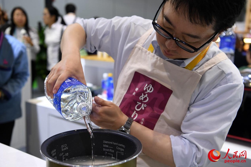 寫(xiě)真で見(jiàn)る第2回輸入博 エプロン姿で頑張る企業(yè)戦士