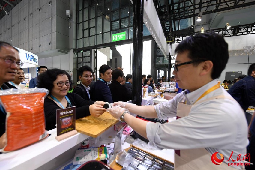 寫(xiě)真で見(jiàn)る第2回輸入博 エプロン姿で頑張る企業(yè)戦士