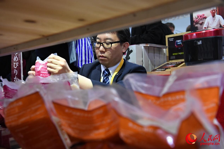 寫真で見る第2回輸入博 エプロン姿で頑張る企業(yè)戦士