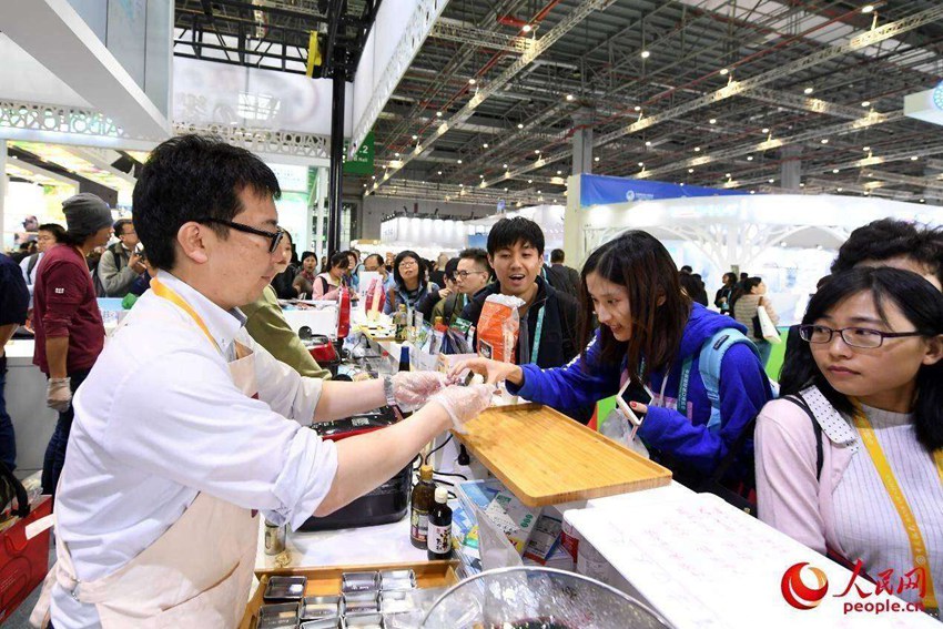 寫(xiě)真で見(jiàn)る第2回輸入博 エプロン姿で頑張る企業(yè)戦士