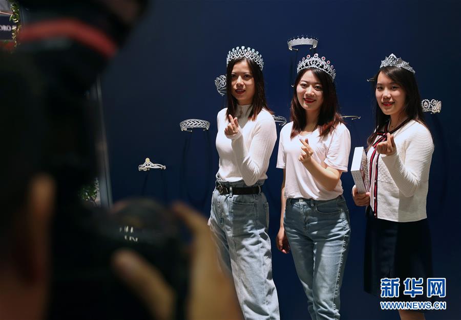 輸入博會(huì)場(chǎng)はあちらでもこちらでも記念撮影