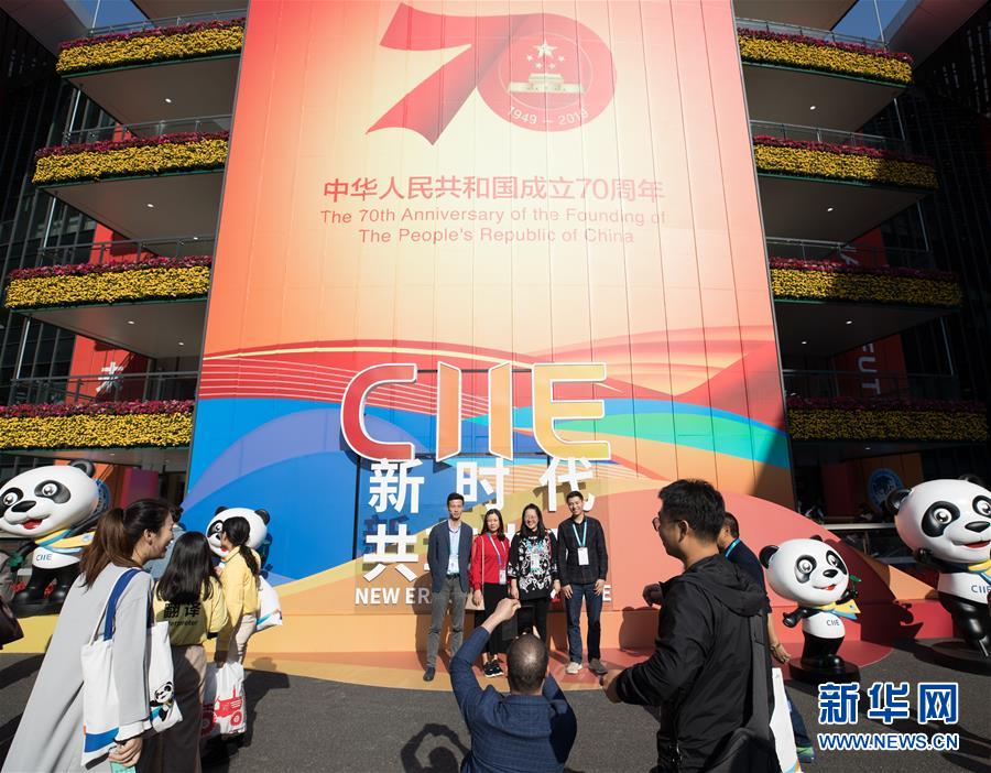 輸入博會(huì)場(chǎng)はあちらでもこちらでも記念撮影