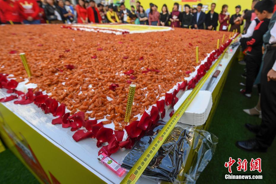 重さ500キロ！巨大ピリ辛スナック?ケーキが長(zhǎng)沙の街頭にお目見え