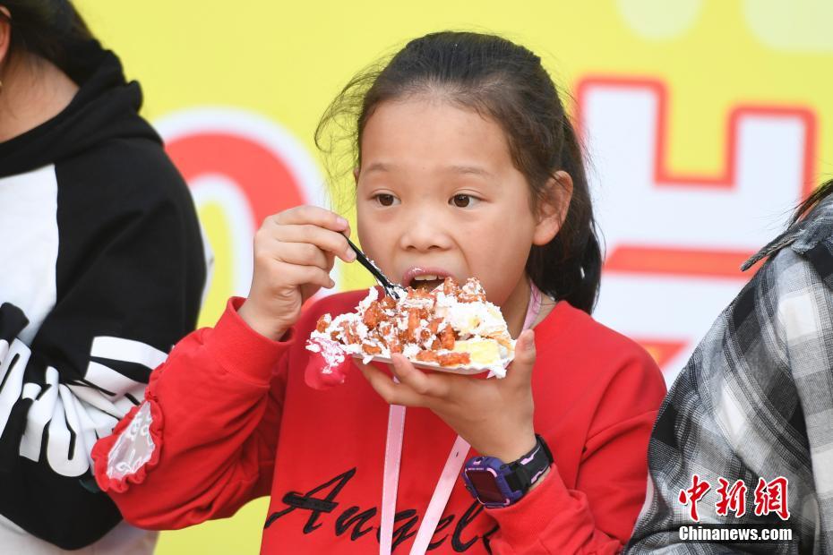 重さ500キロ！巨大ピリ辛スナック?ケーキが長沙の街頭にお目見え