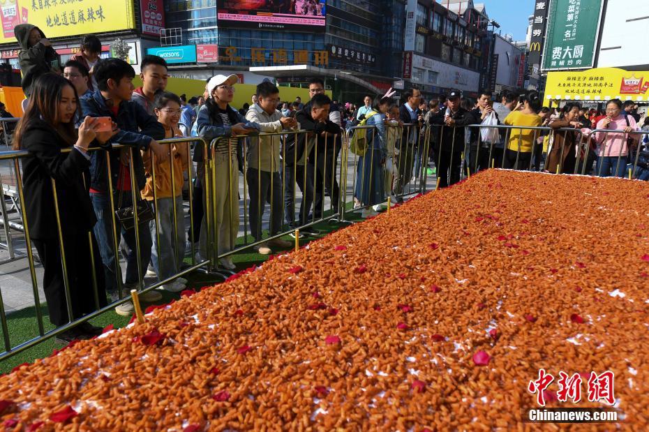 重さ500キロ！巨大ピリ辛スナック?ケーキが長沙の街頭にお目見え