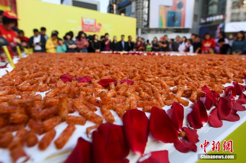 重さ500キロ！巨大ピリ辛スナック?ケーキが長(zhǎng)沙の街頭にお目見え