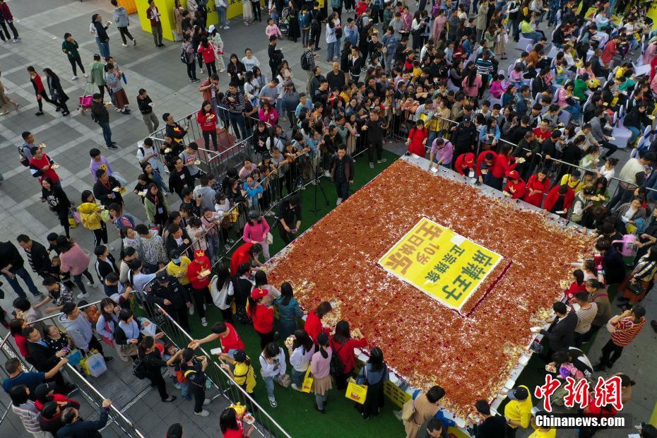 重さ500キロ！巨大ピリ辛スナック?ケーキが長沙の街頭にお目見え