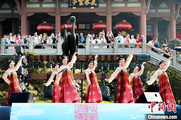 世界の漢服愛(ài)好家が武漢?黃鶴樓に集合　湖北省