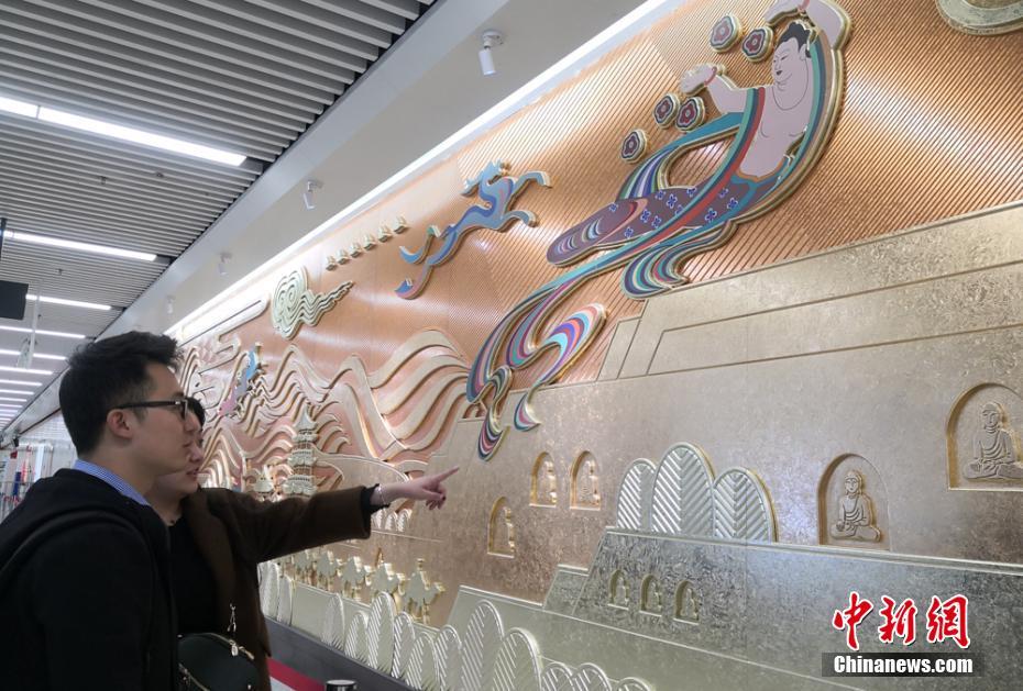 思わず足を止めてしまう美しさ　蘭州市地下鉄通路に敦煌の「飛天壁畫」登場(chǎng)