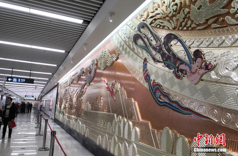 思わず足を止めてしまう美しさ　蘭州市地下鉄通路に敦煌の「飛天壁畫」登場(chǎng)