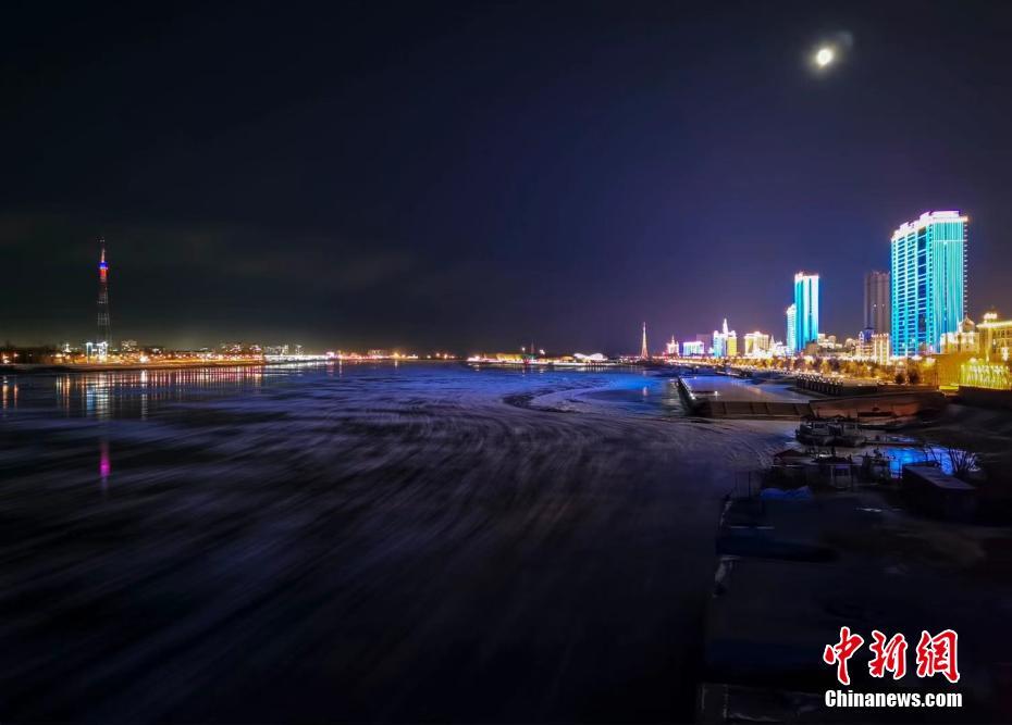 冬の夜の川景色、黒竜江の黒河區(qū)間で川面に薄く氷