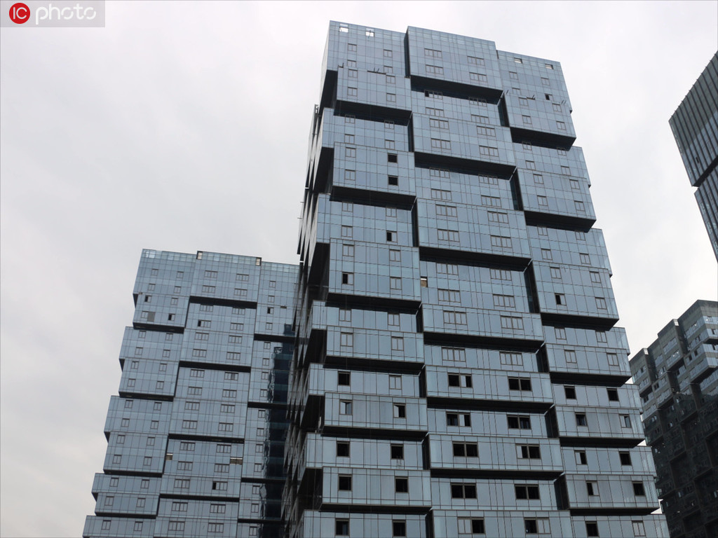 落ちてきたら破片だらけ？「ガラスコンテナビル」が話題　重慶市