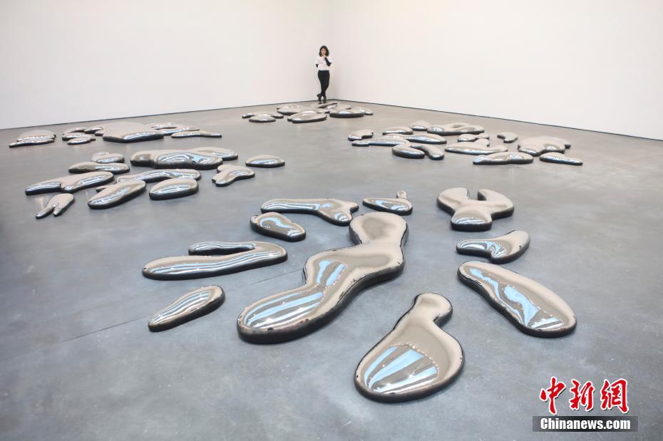 米ニューヨークで現(xiàn)地時(shí)間13日、草間彌生氏の絵畫やインスタレーション作品を見る來場者（撮影?廖攀）。  