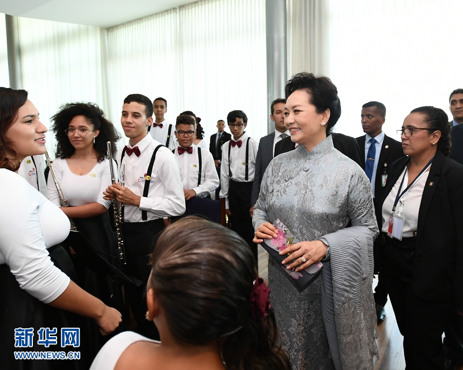 彭麗媛夫人がBRICS諸國首脳配偶者の行事に出席