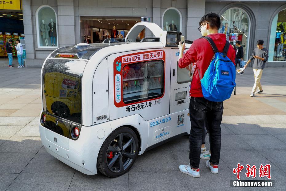 5G無人運(yùn)転販売車が武漢の歩行者天國(guó)に登場(chǎng)　湖北省