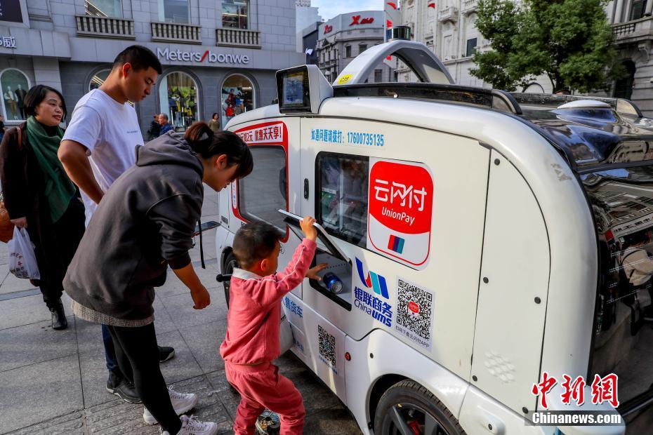 5G無人運(yùn)転販売車が武漢の歩行者天國(guó)に登場(chǎng)　湖北省