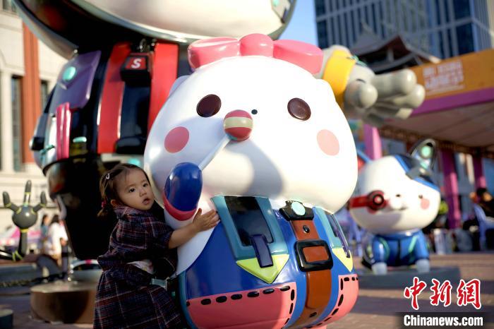 キャラクターオブジェを抱きしめる少女(撮影?李思源)。