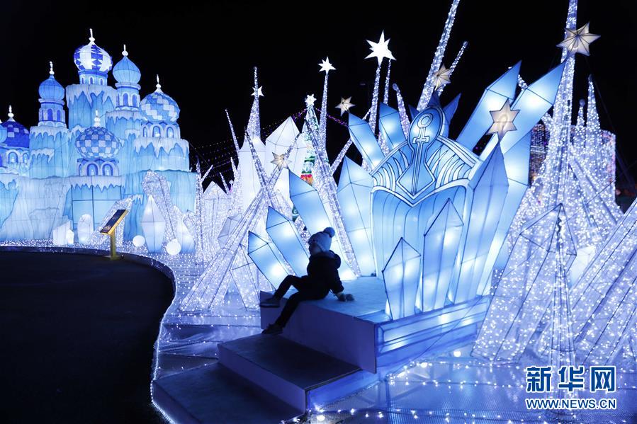 冬の米ヒューストンを明るく照らすランタン