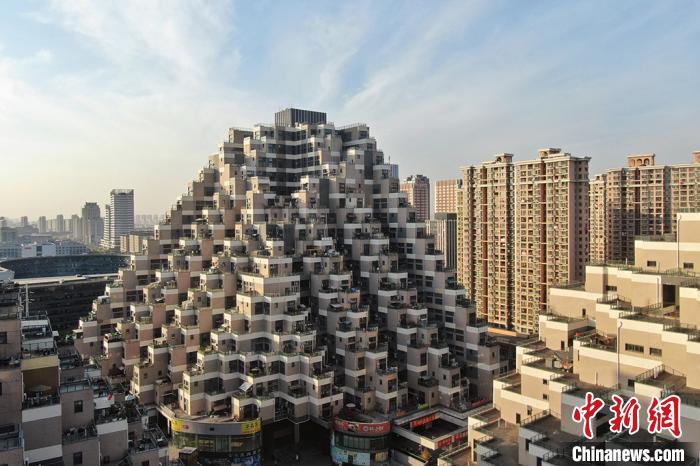 レゴブロックで作った積み木のようにもピラミッドのようにも見(jiàn)えるユニークな外観（撮影?泱波）。