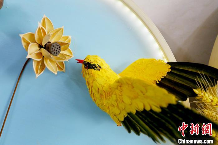 蘭州の小學(xué)生が紙を使って作り上げた美しく精巧な立體彫刻作品（撮影?高展）。