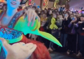 おきあがりこぼしパフォーマーの美女が大人気！　陝西省西安市