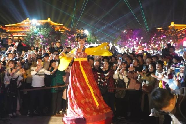 おきあがりこぼしパフォーマーの美女が大人気！　陝西省西安市