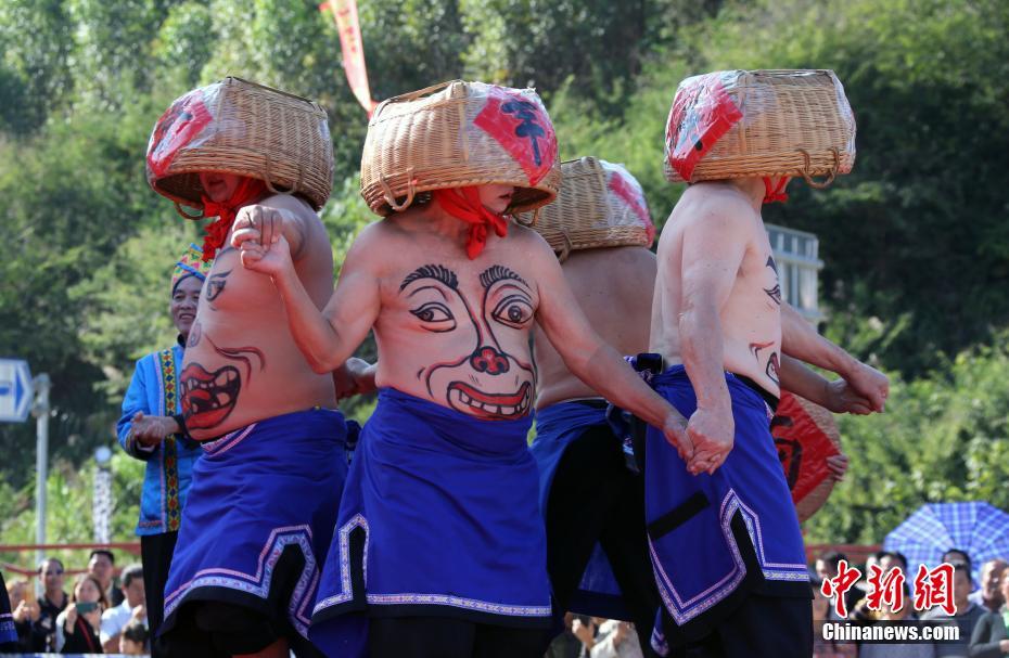 11月初旬、「田間矮人舞」を踴る地元の人たち（撮影?任海霞）。 