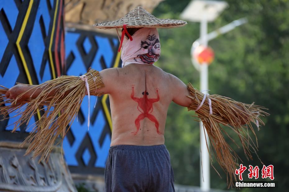 まるで腹踴り？広西靖西チワン族の「田間矮人舞」