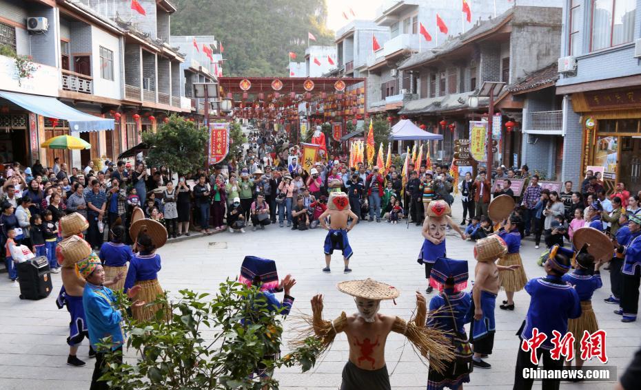 まるで腹踴り？広西靖西チワン族の「田間矮人舞」