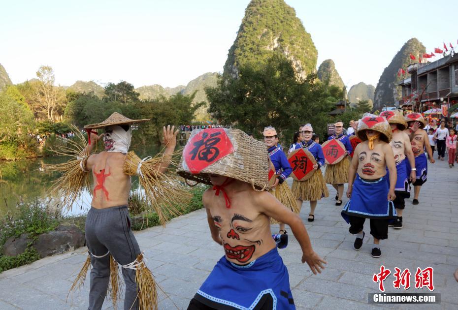 まるで腹踴り？広西靖西チワン族の「田間矮人舞」