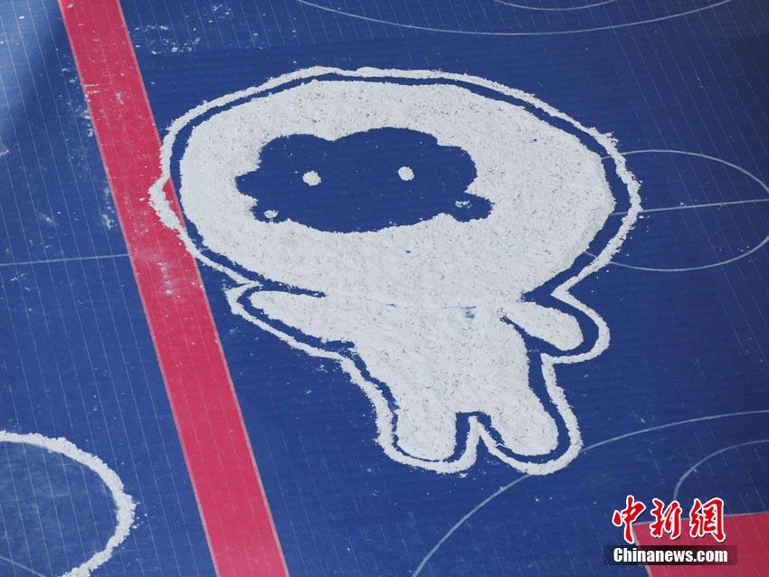 長春の學生が雪の積もった地面に巨大な絵　吉林省