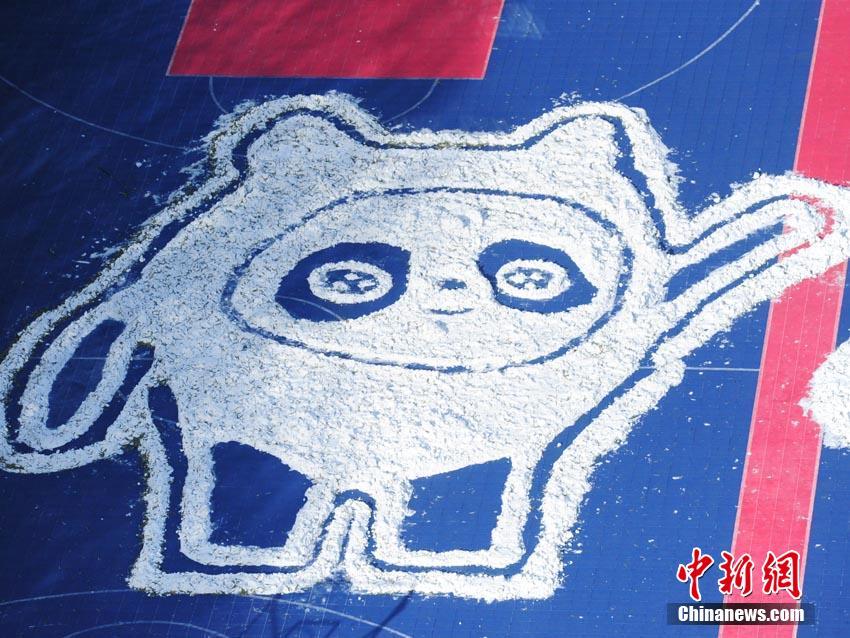 長春の學生が雪の積もった地面に巨大な絵　吉林省