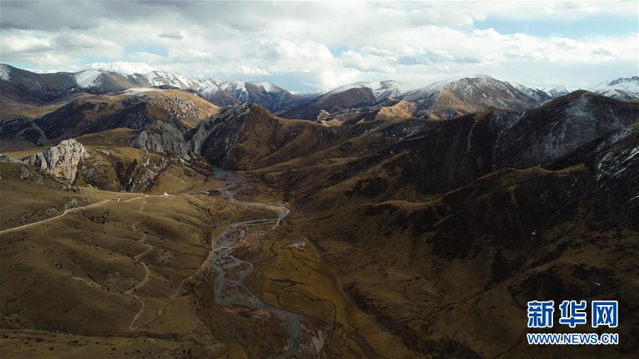 壯大で美しい冬の高原の絶景　青海省玉樹