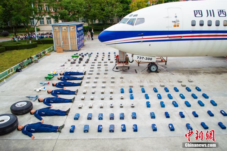 中身全部出す！空の乗り物で「テトリスチャレンジ」　四川省